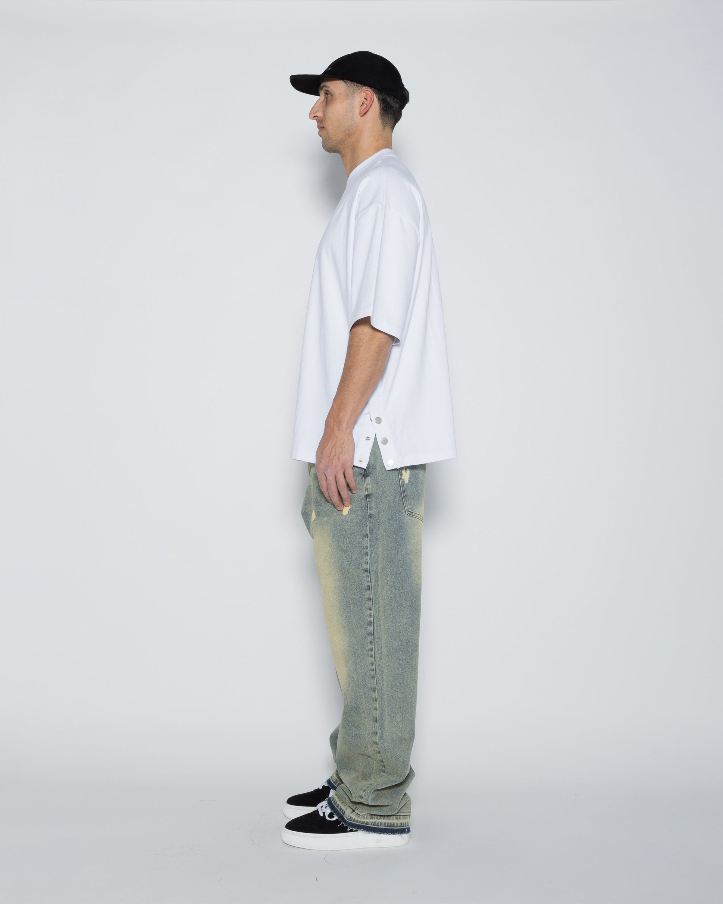 Elaga Blanco very oversized t-shirt with button hem closure