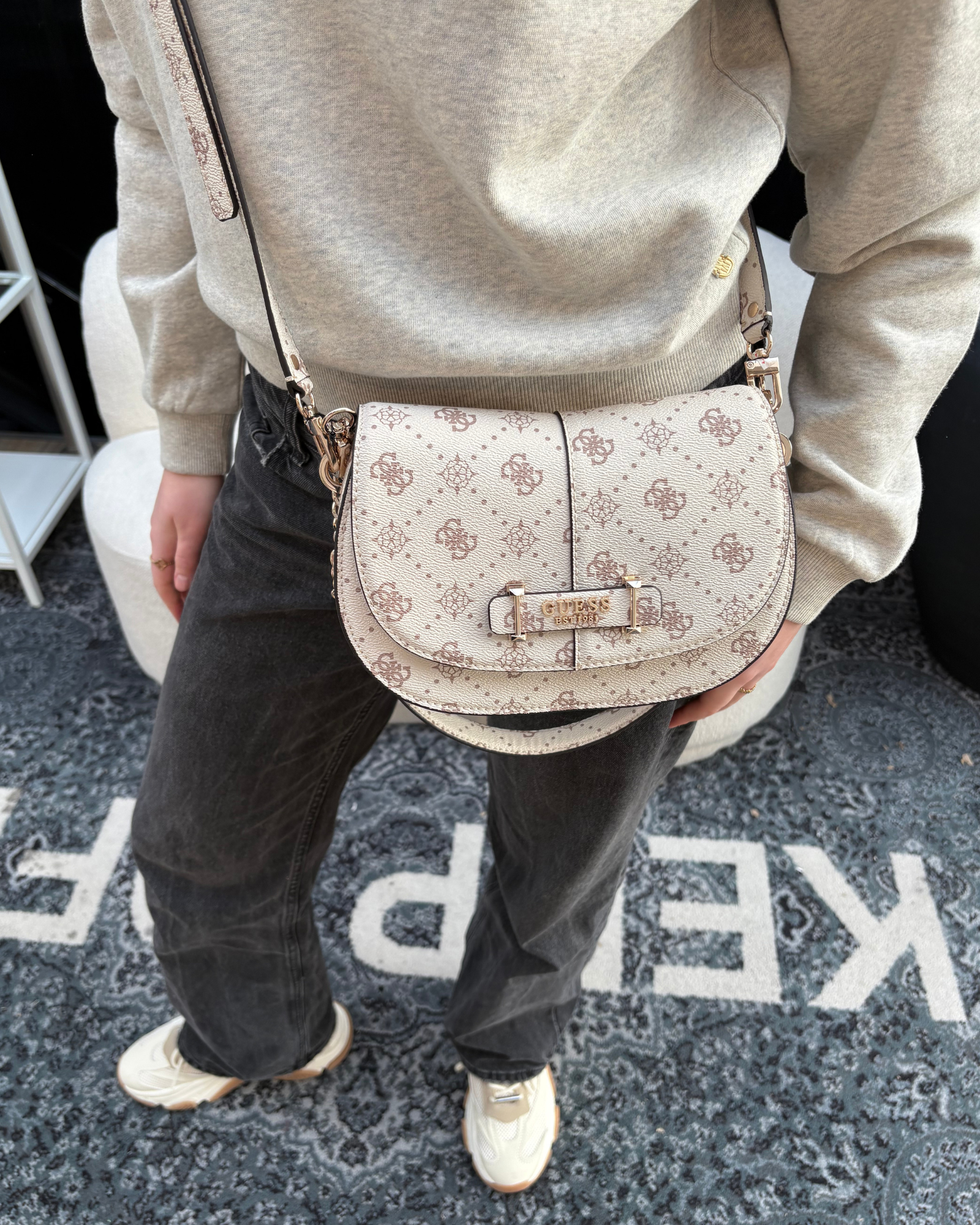 Carrie Logo Flap Schoudertas