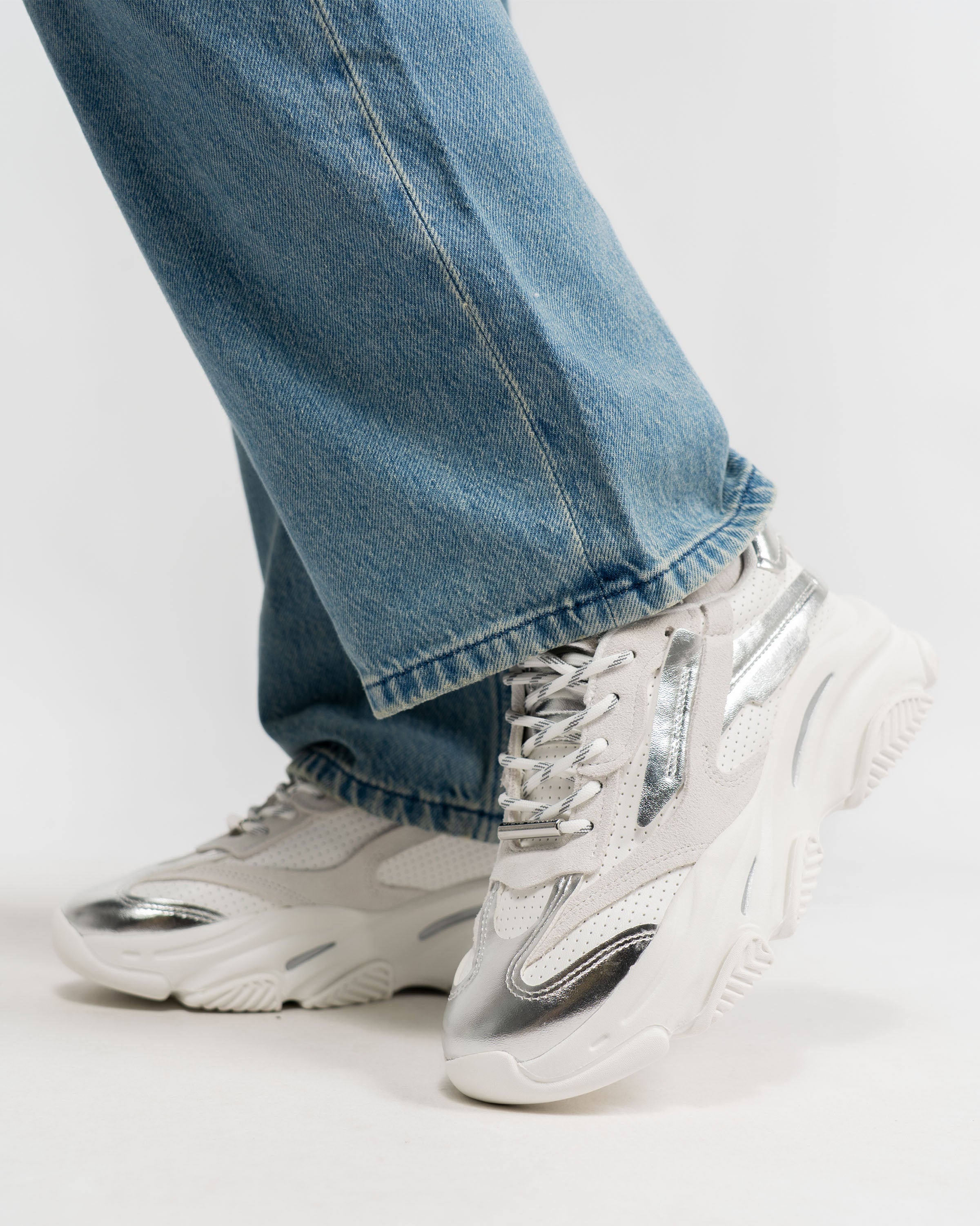 Possesion-Perf Sneakers