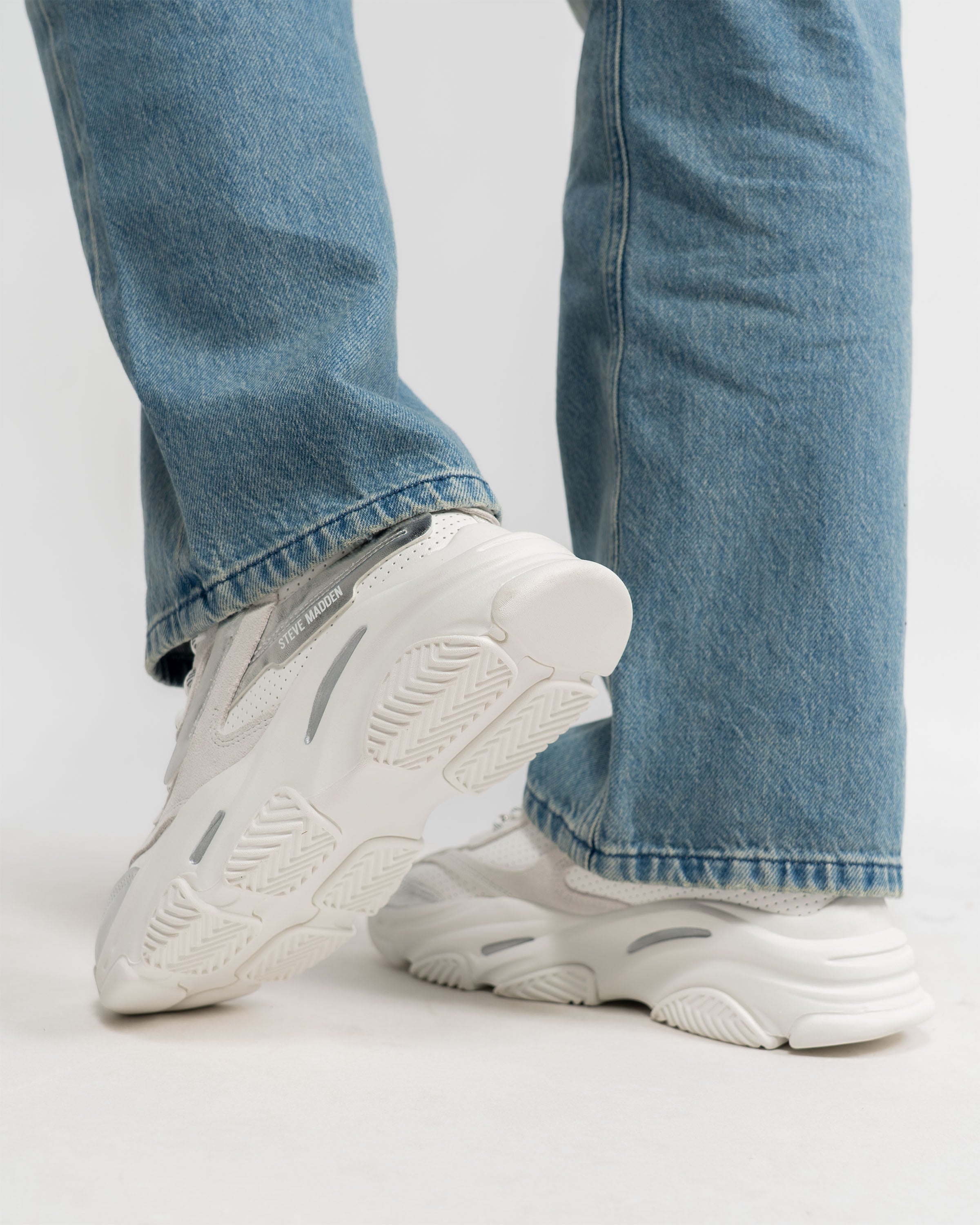 Possesion-Perf Sneakers